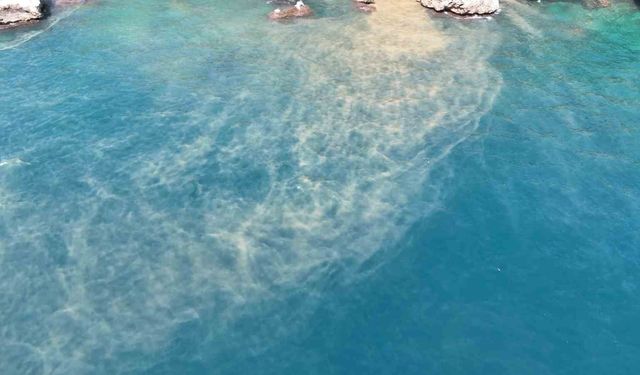 Antalya'da sahile ulaşan atık su görüntülerine soruşturma