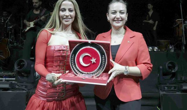 Antalyalılar 30 Ağustos'ta Derya Uluğ ile coştu