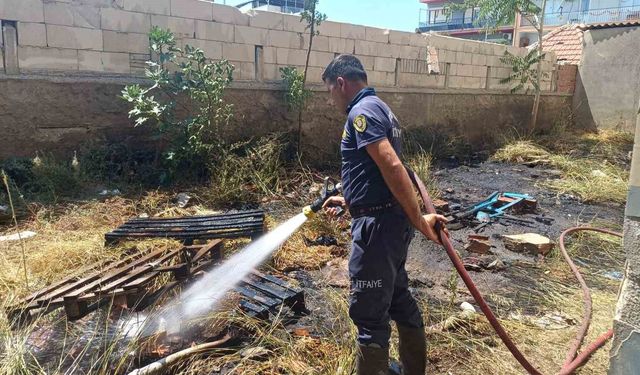 Apartmanın arka bahçesinde çıkan yangın büyümeden söndürüldü