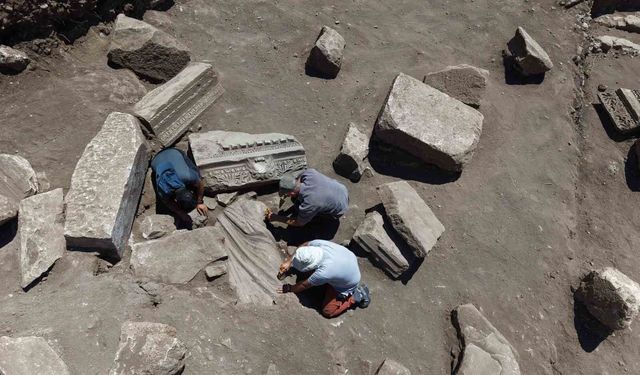 Aspendos'ta şifanın bin 800 yıllık dev heykeli gün yüzüne çıktı
