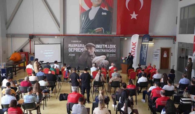 Ataşehir'de 17 Ağustos deprem şehitleri anıldı: 'Deprem değil, hazırlıksızlık felaket getirir'