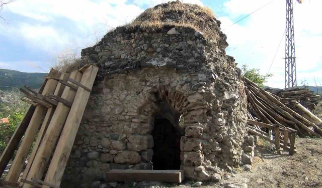 Atıl vaziyetteki hamam restore edilmeyi bekliyor