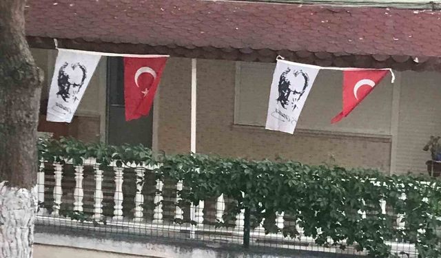 Ayvalık-Sarımsaklı'da Atatürk ve Cumhuriyet sevgisi sokağa taşıyor