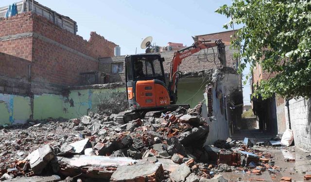 Bağlar'da 1 ayda 32 metruk yapı yıkıldı
