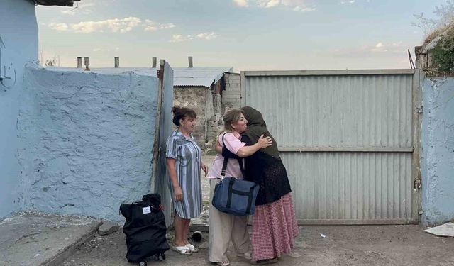 Bakü-Kars uçuşu 100 yıllık hasreti bitirdi: İki kardeşin torunları Kars'ta buluştu