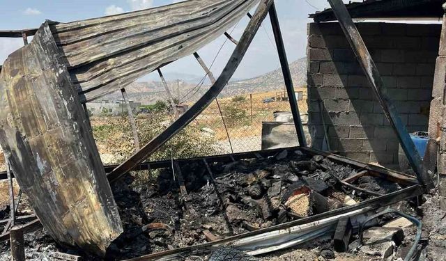 Batman'da köy evi ve traktör yangında kullanılamaz hale geldi