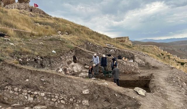 Bayburt Kalesi'nde arkeolojik kazılar sürüyor: Tarih İlk Tunç Çağı'na uzanıyor