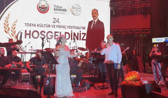 Belediye başkanı konserde şarkı söyledi, vatandaşlar unutulmaz bir gece yaşadı
