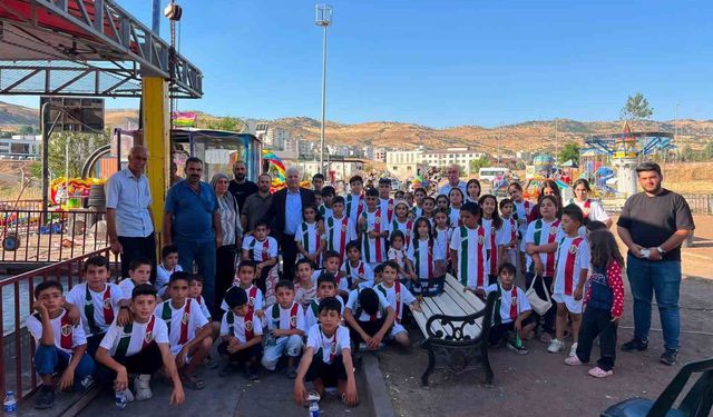 Belediye başkanından Kur-'an kursu öğrencilerine forma jesti