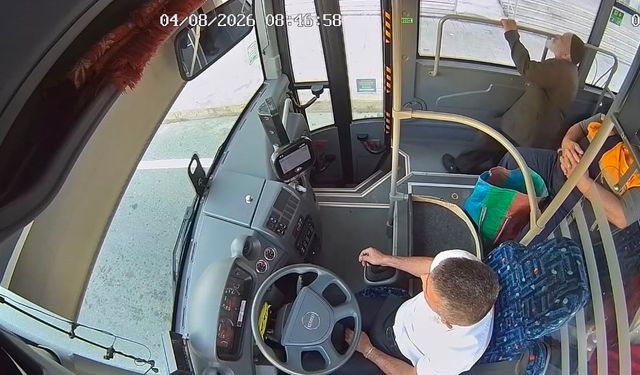 Belediye otobüsünde fenalaşan yolcuyu müdahale anları kameralara yansıdı