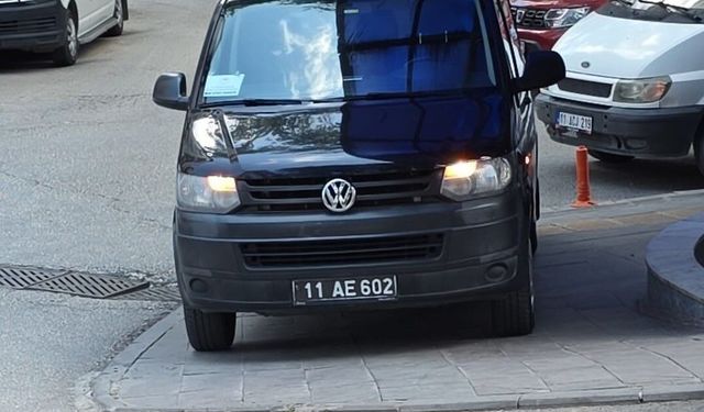 Bilecik'te kaldırıma park eden araç tepkilere neden oldu