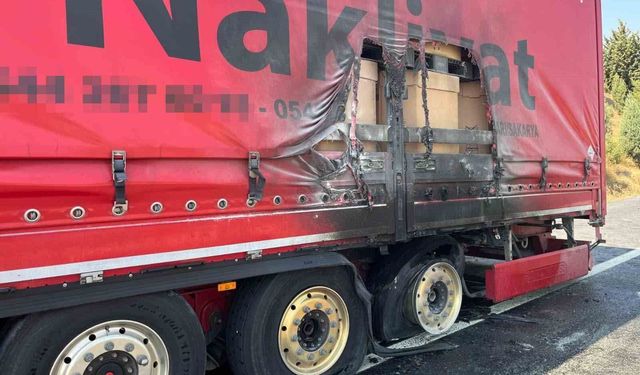 Bilecik'te seyir halindeki tırın dorsesi alev aldı