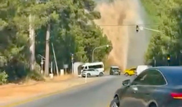 Bodrum'da ana isale hattı patladı, su metrelerce yükseldi: Fırlayan taşlar lüks aracın camını parçaladı