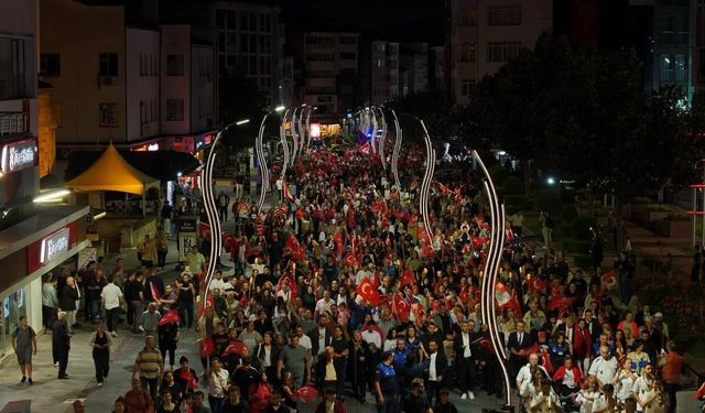 Bolu'da 30 Ağustos Zafer Bayramı fener alayıyla kutlandı