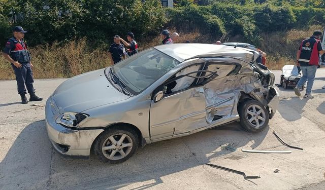 Bolu'da kamyon ile otomobil çarpıştı: 3 yaralı