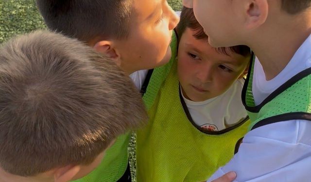 Bolu'da miniklerin futbol taktiği güldürdü: Sağ kanadı paylaşamadılar