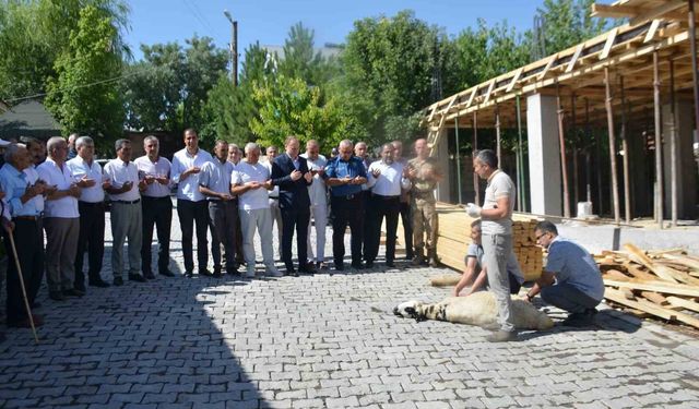 Bulanık'ta hayırseverlerin desteğiyle yapılacak caminin temeli dualarla atıldı