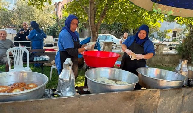 Burhaniye'de geleneksel lokma hayrı yapıldı