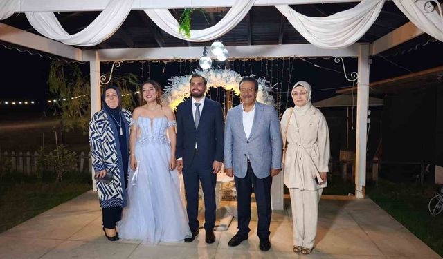 Burhaniyeli gençlerin nişan yüzüklerini kaymakam taktı