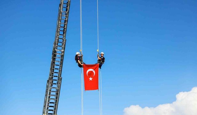 Bursa'da nefes kesen tatbikat; Türk bayrağı metrelerce yükseklikten indirildi