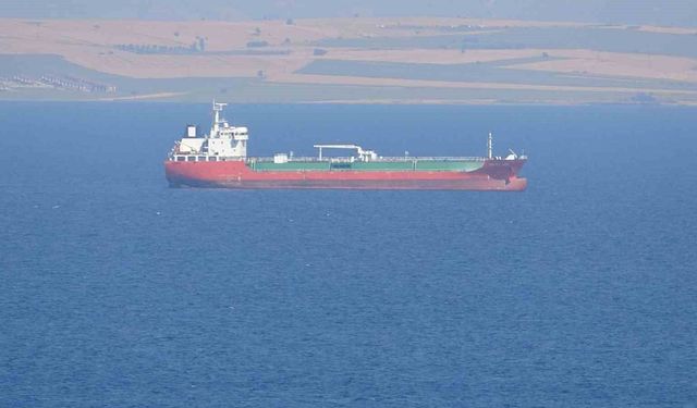 Çanakkale Boğazı'ndan geçen tankerde baca yangını