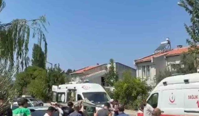 Çanakkale'de park halindeki otomobile çarpan motosikletteki 2 kişi hayatını kaybetti