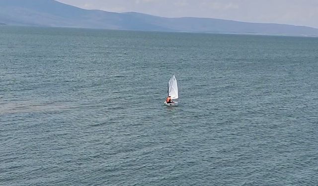 Çıldır Gölü'nde yelken keyfi