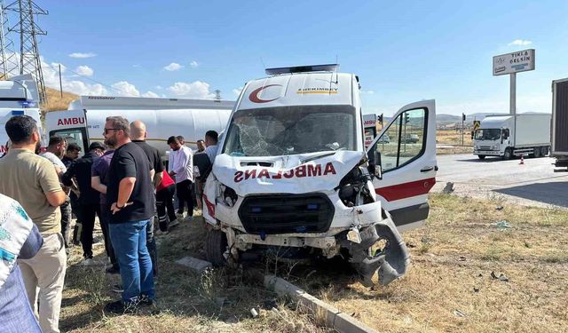 Çorum'da ambulans ile cip çarpıştı: 5 yaralı