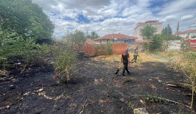 Çorum'da otluk alanda çıkan yangının evlere itfaiye önledi