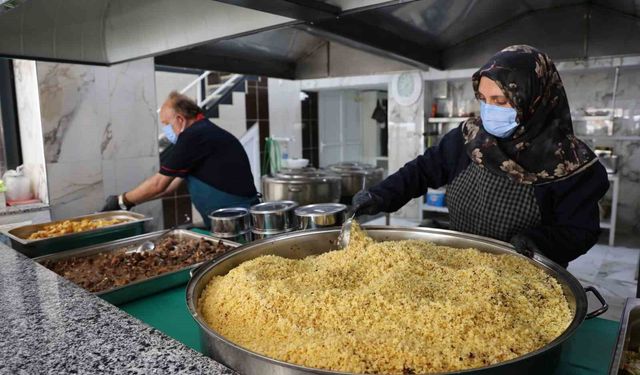Dekanından doktoruna, iş insanından öğretmenine hepsi el ele verdi: 300 ihtiyaç sahibine her gün sıcak yemek