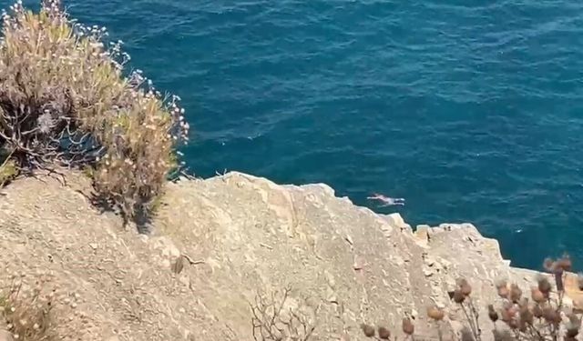 Denizde heyelan paniği, yüzerken üzerlerine toprak kaydı