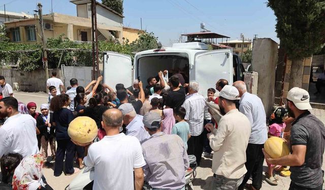 Depremzede vatandaşlara 100 ton kavun ücretsiz dağıtıldı