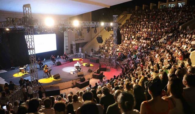 Didim'de amfi tiyatro türkü sesleriyle yankılandı