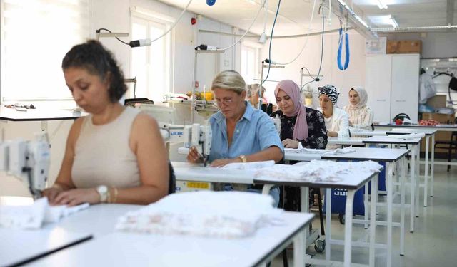 Didim'de kadınlar dikiş öğrenirken üretime de katkı sağlıyor
