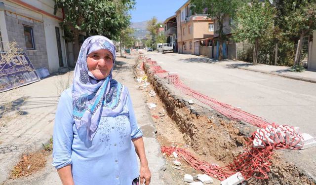 Dulkadiroğlu'nda vatandaşlardan yol tepkisi: 'Biz depremde bu kadar zarar görmemiştik'