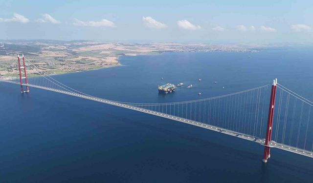 Dünyanın en büyük üçüncü yarı batık vinç ve boru döşeme gemisi 1915 Çanakkale Köprüsü altından geçti