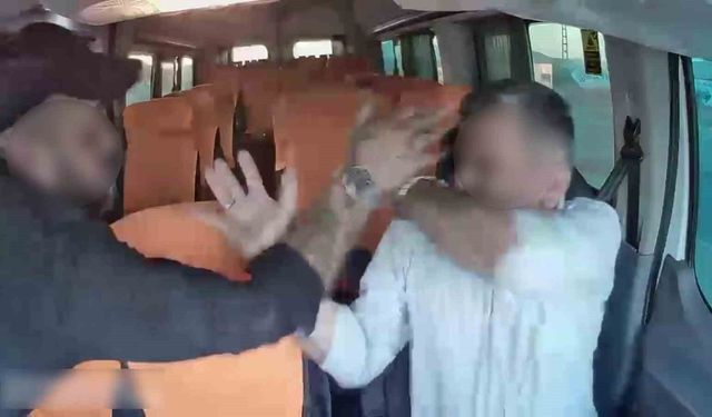 Durdurdukları sürücüyü defalarca yumrukladılar