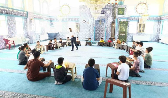 Edremit Şehitlik Camii Yaz Kur'an kursu öğrencilerine bağımlılıkla mücadele semineri