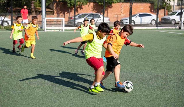 Efeler'de minik yetenekler yeşil sahada geleceğe hazırlanıyor