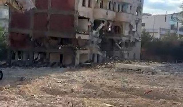 Elazığ'da 5 katlı bina iş makinesinin tek dokunuşuyla yıkıldı