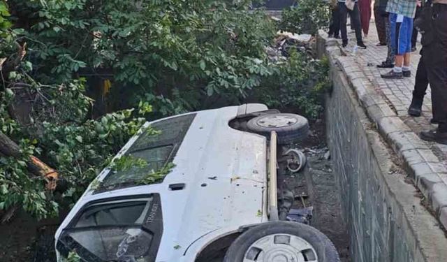Elazığ'da minibüs bahçeye uçtu