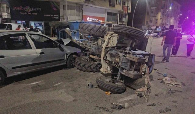 Elazığ'da otomobil ile traktör çarpıştı: 5 yaralı