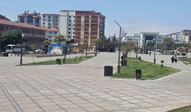 Elazığ'da sıcaklar cadde ve sokakları tenhalaştırdı