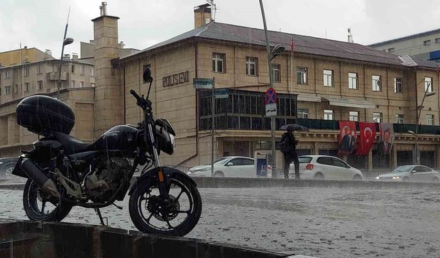 Erzurum yağmur ve dolu etkili oldu