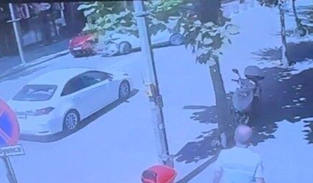 Eskişehir'de U dönüşü yapan otomobile başka bir otomobilin çarpma anı kamerada