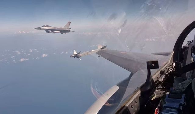 F-16 savaş uçaklarından Karadeniz'de eğitim uçuşu