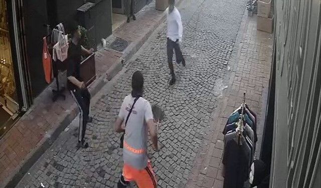 Fatih'te tramvayda telefon çaldıktan sonra kaçan hırsıza, temizlik personelinden süpürgeli müdahale kamerada
