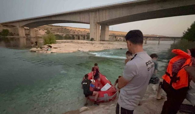 Fırat Nehri'nde su seviyesinin yükselmesi ile mahsur kalan 10 kişi kurtarıldı