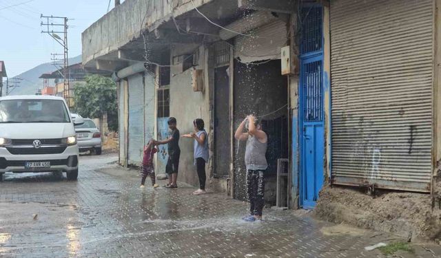 Gaziantep'te yaz yağmuru yüzleri güldürdü