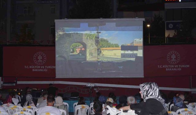 'Gezen sinema' tırı Çorum'da vatandaşlara nostalji yaşattı